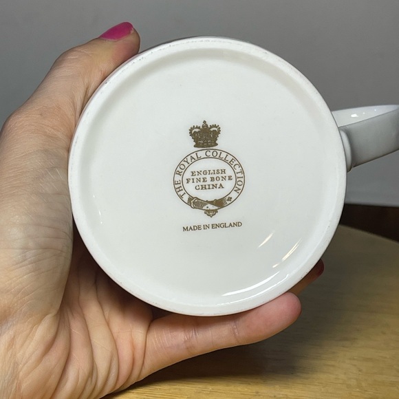 The Royal Family The Royal Collection God Save the Queen English Fine China Mug - Picture 6 of 6